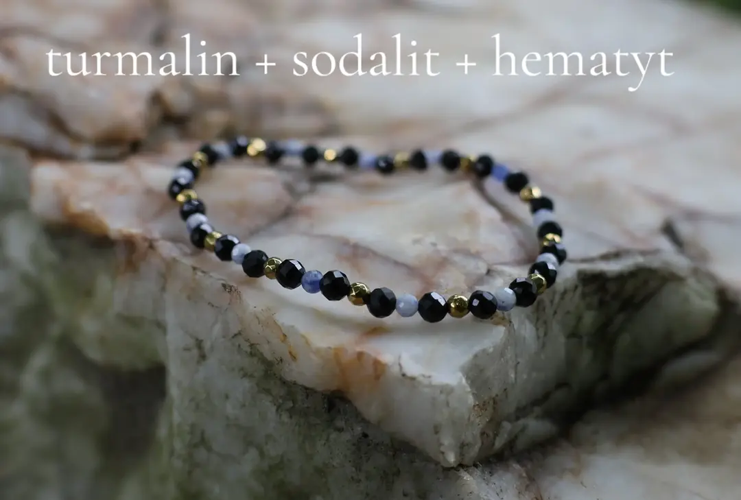 Turmalin, sodalit i hematyt