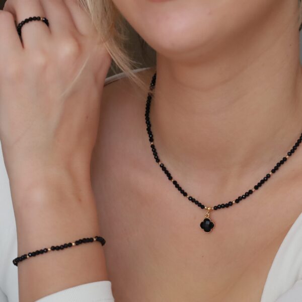 Naszyjnik - onyks z zawieszką koniczynką