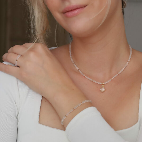 Naszyjnik - kryształ górski z zawieszką koniczynką