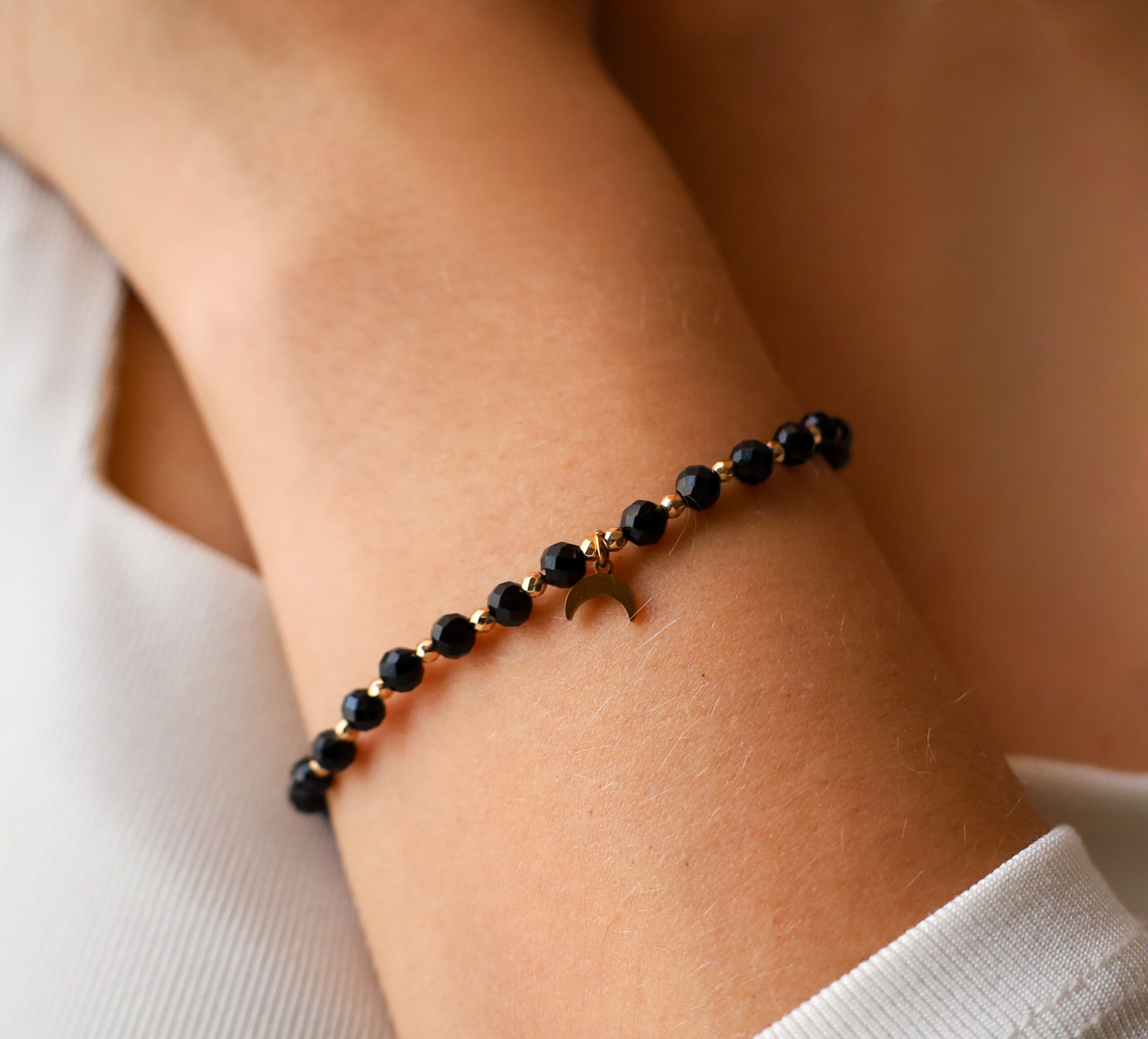 Bransoletka na gumce z zawieszką - turmalin