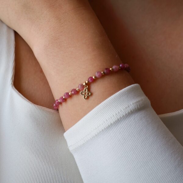 Bransoletka na gumce z zawieszką - turmalin różowy