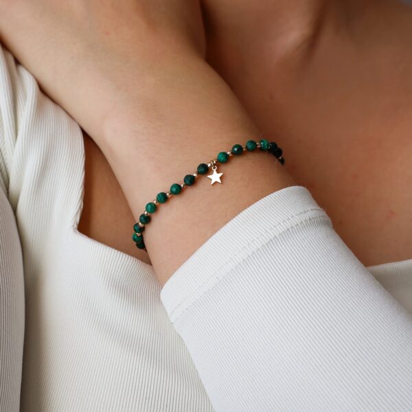 Bransoletka na gumce z zawieszką - malachit